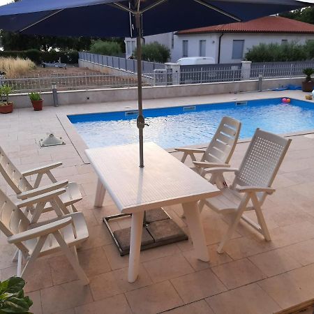 Nice, Cosy Studio Apartment With Shared Outdoor Pool 반졸레 외부 사진