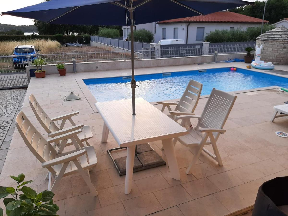 Nice, Cosy Studio Apartment With Shared Outdoor Pool 반졸레 외부 사진